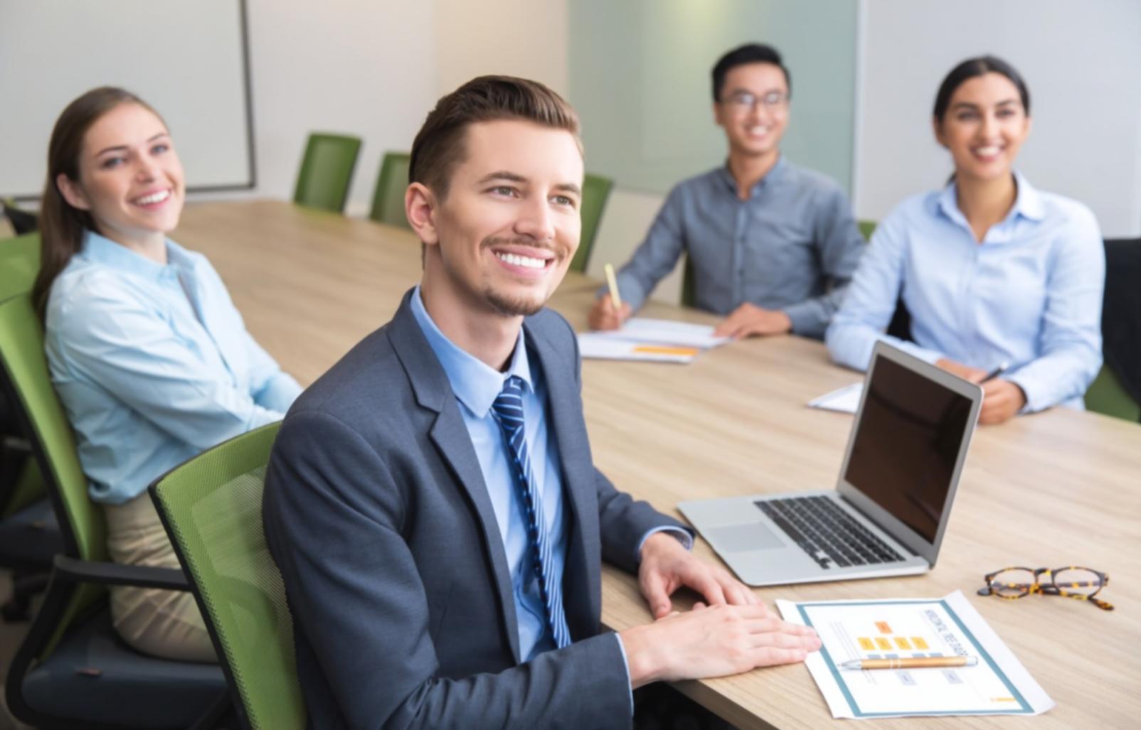 Arbeitsplatz mit Laptop und Finanzunterlagen für Budget-Masterkurs