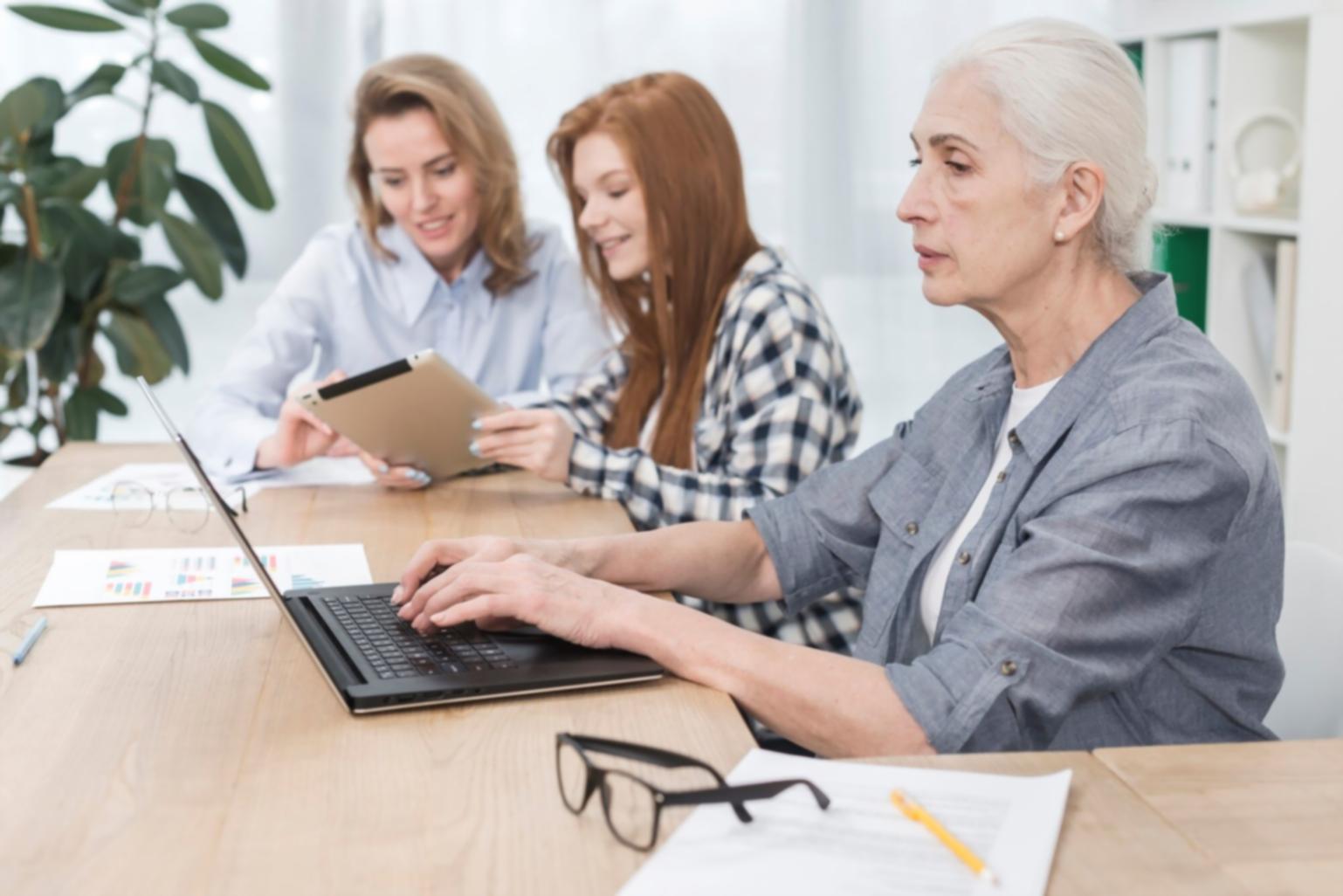 Moderne Budgetplanung mit digitalen Werkzeugen und strukturierter Finanzübersicht