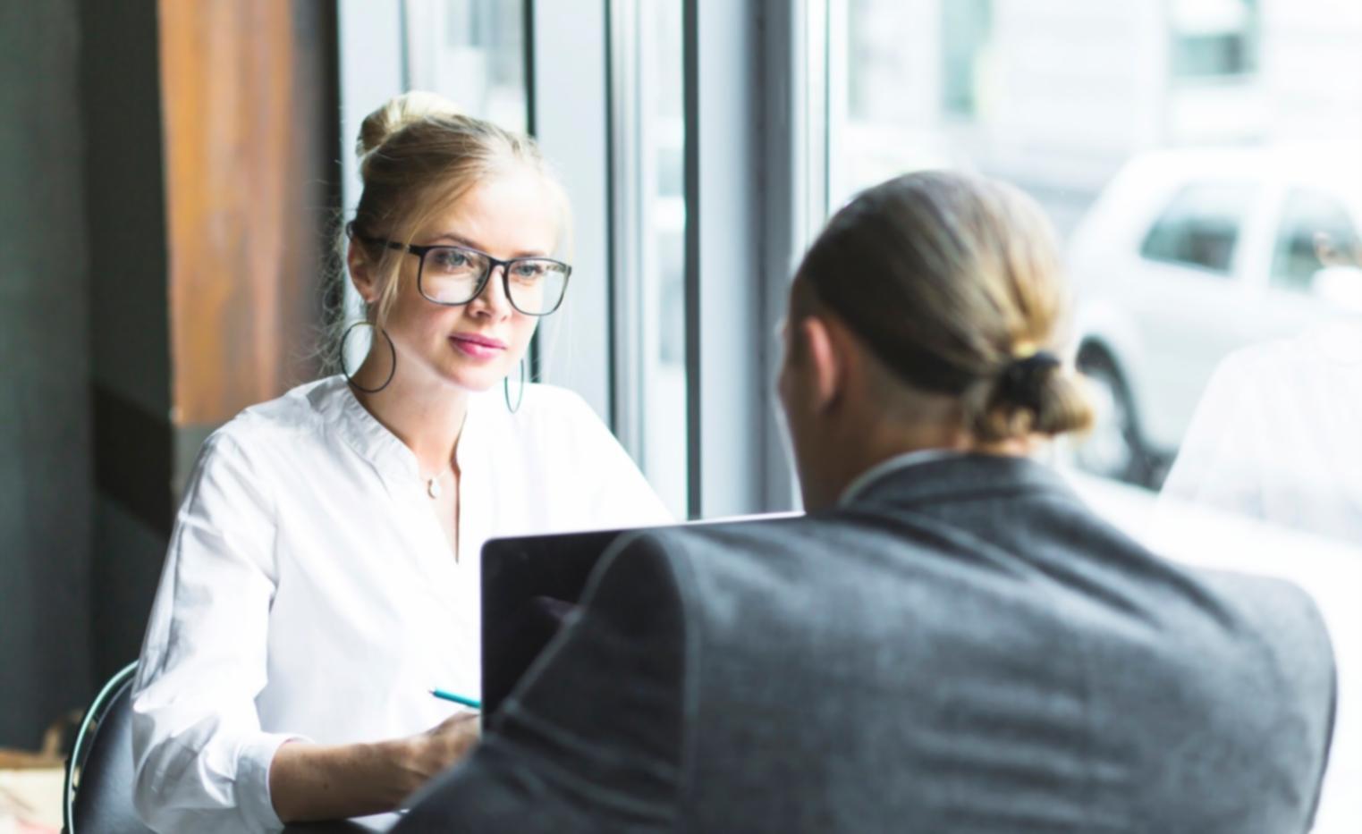 Budgetplanung mit Taschenrechner und Unterlagen